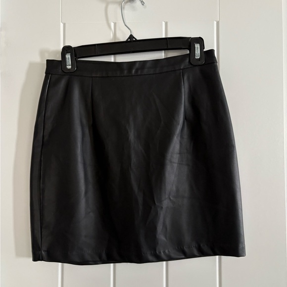 Garage Black Mini Skirt Pleather Small - Picture 1 of 3